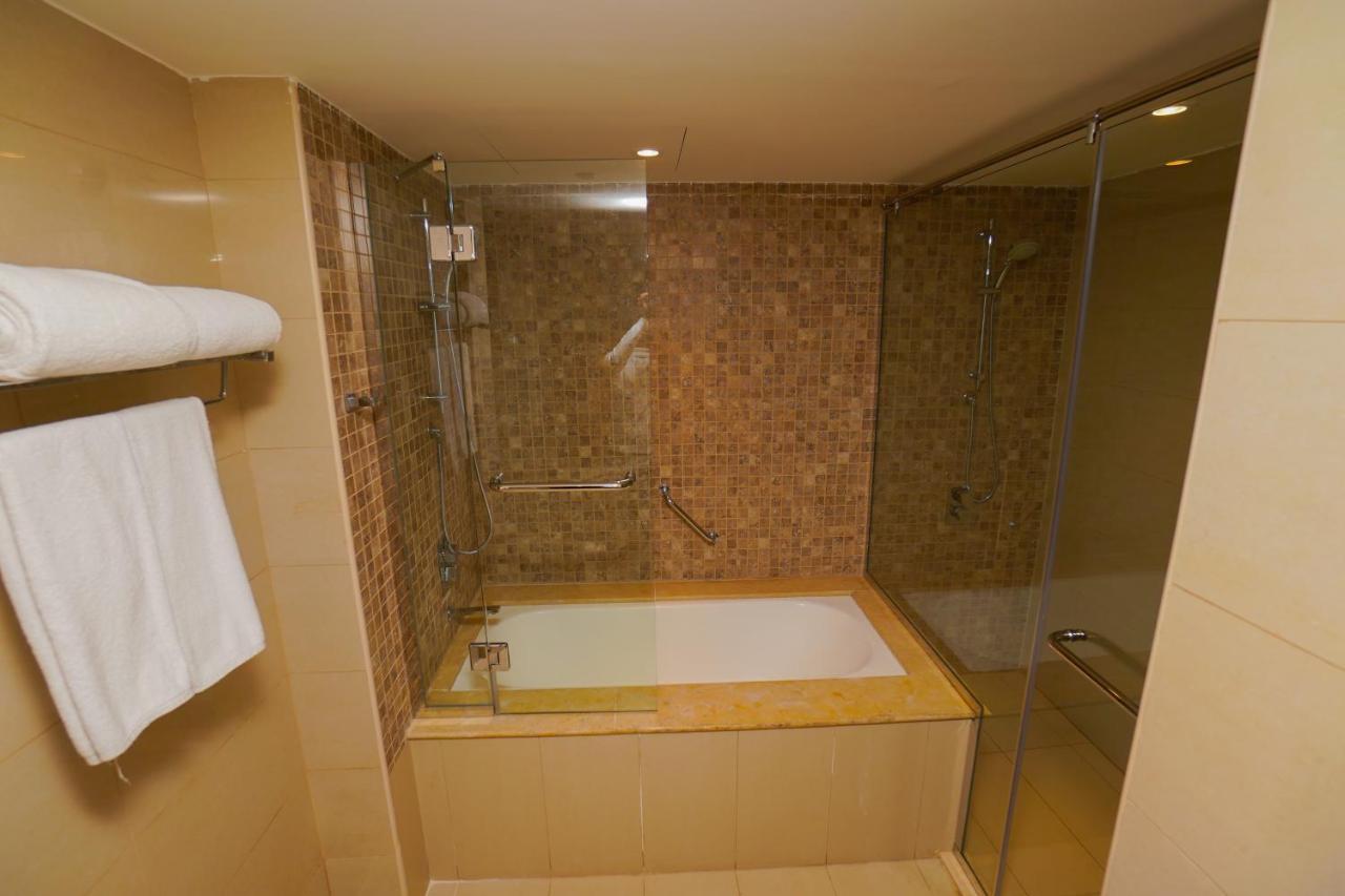 The Grand Lux Hotel Doha Exterior foto A bathtub with a shower enclosure
