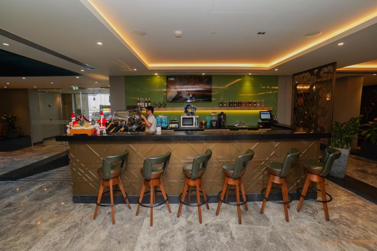 The Grand Lux Hotel Doha Exterior foto The bar at the lounge
