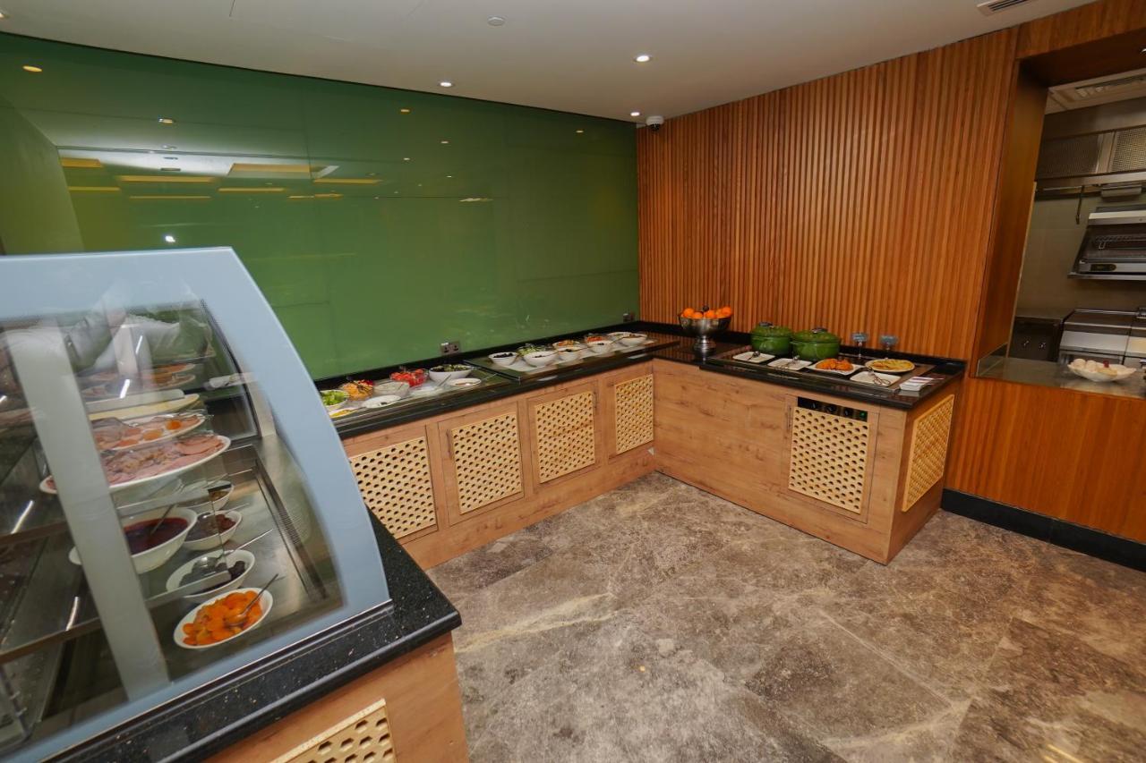The Grand Lux Hotel Doha Exterior foto A salad bar at a hotel